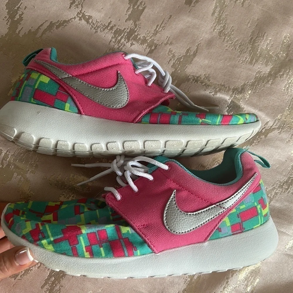 NIKE ROSHE RUN SNEAKERS DIGITAL PRINT PNK/WHT/HYPER-JADE - Picture 3 of 4